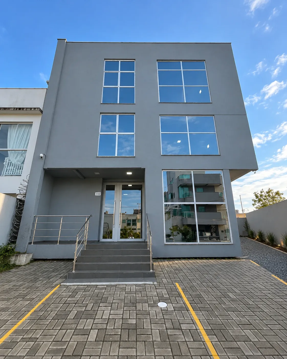 Fachada frontal da fábrica Lunfe na Rua Santa Luzia, 332, com a porta de entrada e a escada de acesso